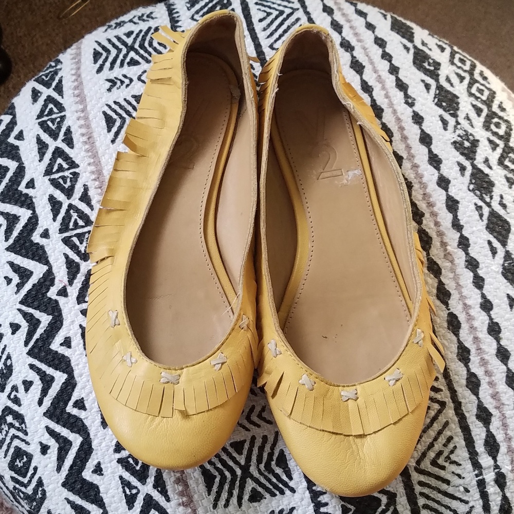 Adorable yellow flat with fringe detail